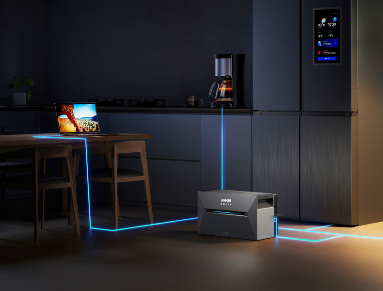 Anker Solix battery powering appliances and a laptop during a blackout in a modern kitchen – Batería Anker Solix alimentando una cocina y portátil durante un corte eléctrico