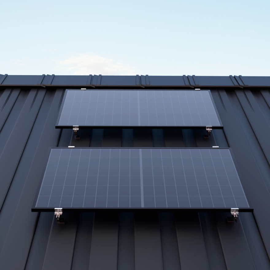 Solar panels mounted on a sandwich metal roof – Paneles solares instalados en un tejado sandwich metálico flat